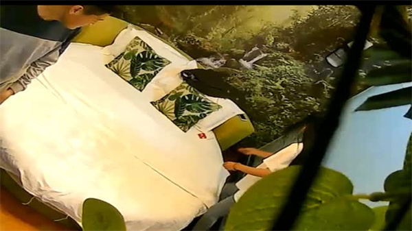 【野外野干】苗条白嫩长发妹子 绿油油草丛中 被爆操到喷汁