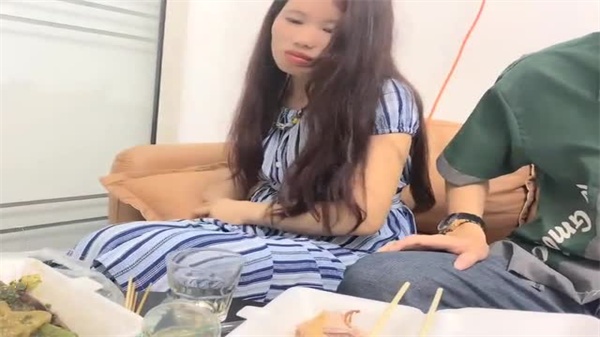 约炮高手网聊钓出极品苗条人妻，吃饱喝足狂干骚穴内射